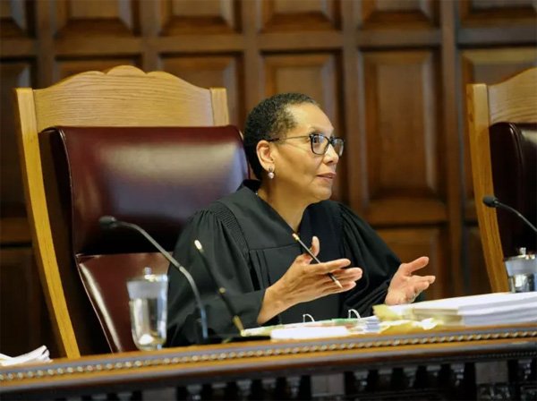Newskarnataka's tweet image. US' first Muslim female judge found dead shar.es/1Q9XzT

#SheilaAbdusSalaam #MuslimFemale #WorldNews #TopNews