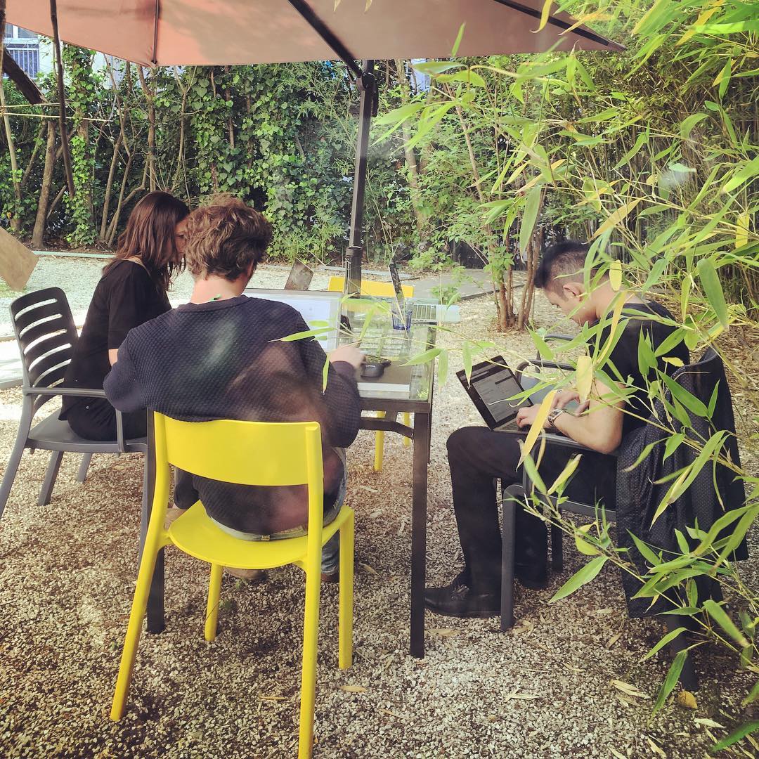 yelloworking's tweet photo. Pouvez-vous imaginer un meilleur open space que l'extérieur ? #Wide #OpenSpace #Sunworking https://t.co/OK3i0LUSiZ