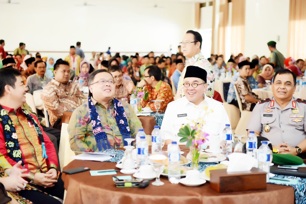 mediacenterBKL's tweet photo. Kemudian dilanjut ke lokasi acara MUSRENBANG RKPD 2018 dg disambut tarian khas Bengkulu di Grage Hotel, 13/4. @BappenasRI @HumasBappenas https://t.co/hkeB1IsKHZ