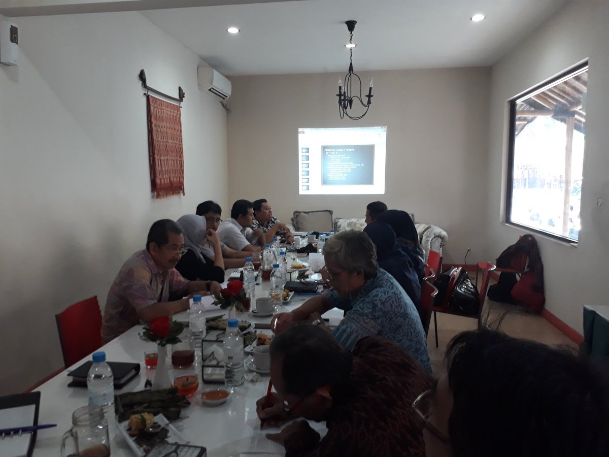 poltek_bk's tweet photo. Rapat kerja tahunan #politeknikbundakandung https://t.co/tkHgtzCQKn