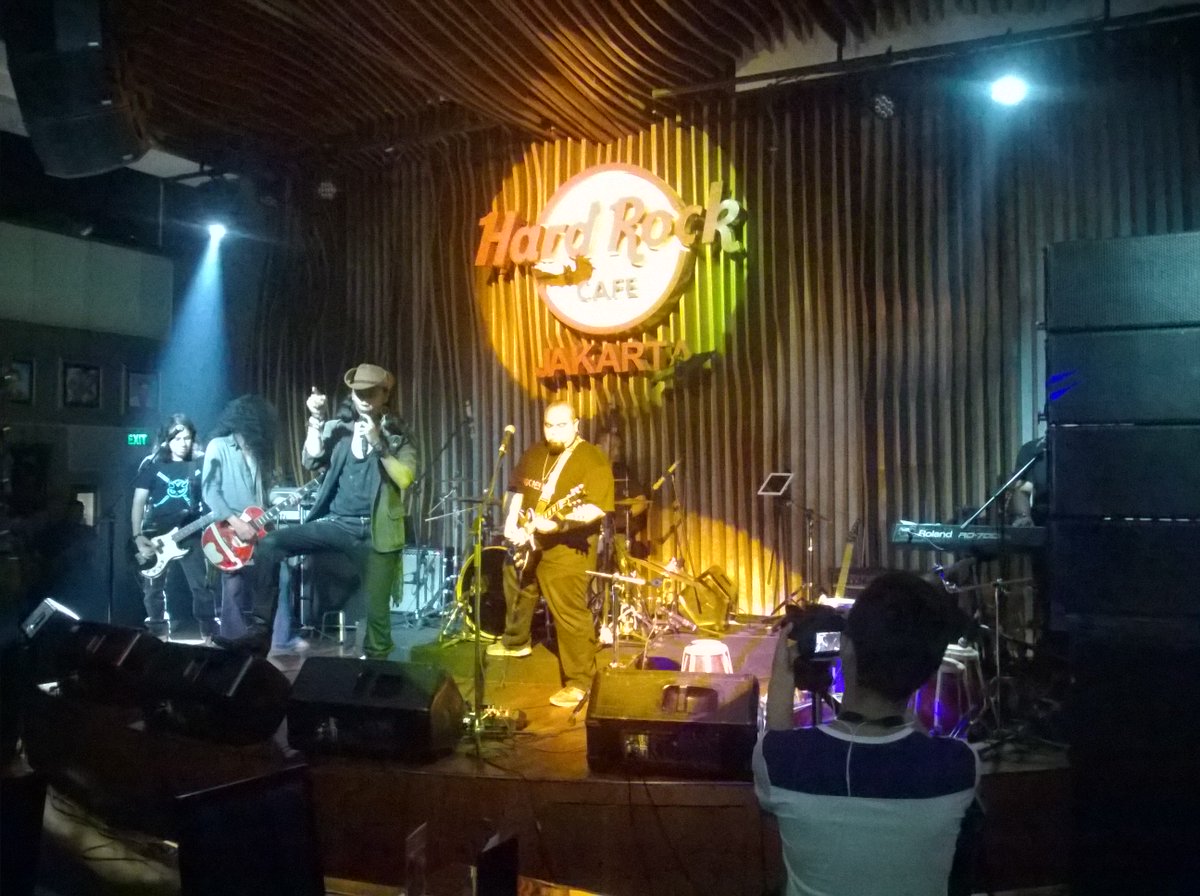 With <a href="/KomunitasIKI/">Indonesia Kita</a> <a href="/tommyexentrix/">TOM</a> <a href="/AnwarFatahillah/">Anwar Fatahillah</a> <a href="/PowerslavesBand/">Powerslaves</a> <a href="/JPIxxx/">XXX</a> <a href="/seffrino/">Seffrino Ompy</a> <a href="/gibsonguitar/">Gibson</a> <a href="/HardRockCafeJKT/">HardRockCafe Jakarta</a> youtu.be/JxcMwa-PNls