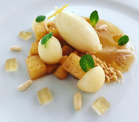 NiamRestaurant's tweet photo. Textures de pera de Lleida amb cremós de xocolata blanca a la llimona, moscatell i canyella. #postres del concurs #angelmoncusi https://t.co/vSTatah7LW