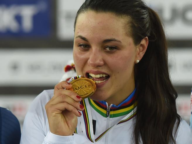 Corriere's tweet photo. Mondiali di ciclismo su pista: Rachele Barbieri oro nello scratch Le immagini https://t.co/NRFUb9TMzJ https://t.co/lyFr6AiQEn