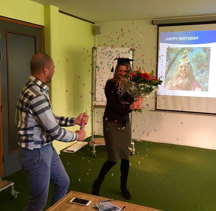 YES, she did it!! GEFELICITEERD lieve Marthe met het afronden van je opleiding 'Professioneel Adviseren' én met je verjaardag morgen vast!