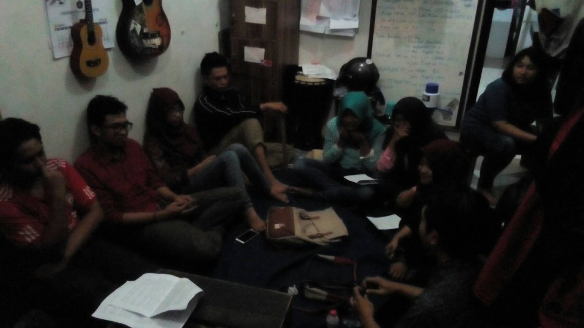 Yuhu di malam jum'at yg penuh gairah ini <a href="/teater_kutub/">Teater Kutub UB</a> sedang melaksanakan ngobrol asik dgn tema "Brecht dan Pusaran Teater Epik"