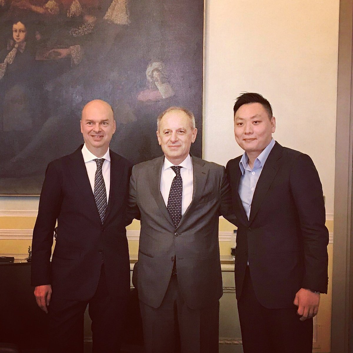 Passaggio di proprietà avvenuto tra #Fininvest e #RossoneriSport. Nella giornata di domani conferenza stampa. #Closing