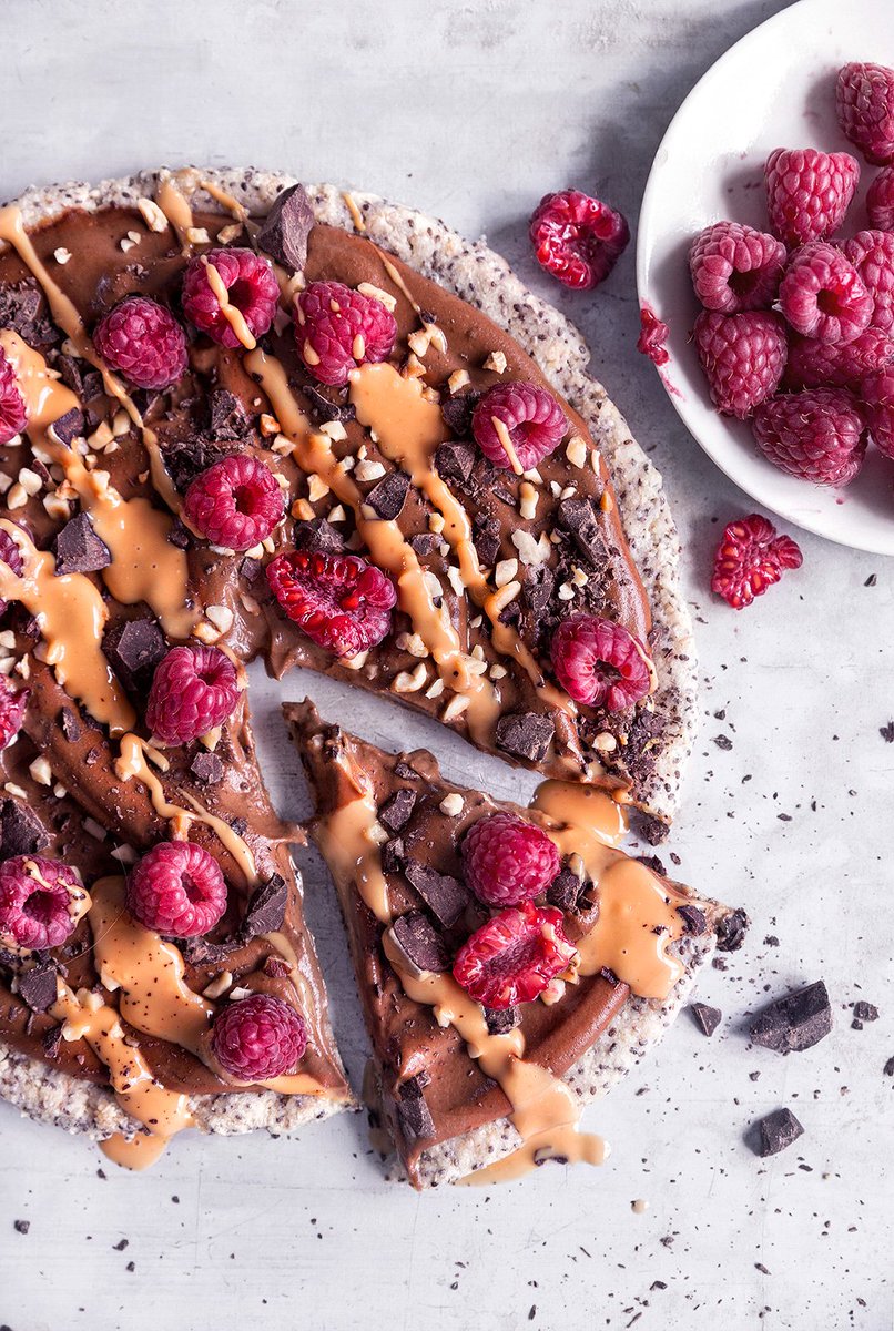 Wholesome vegan, gluten free and naturally sweetened Chocolate Pizza for the weekend! vanelja.com/wholesome-choc…