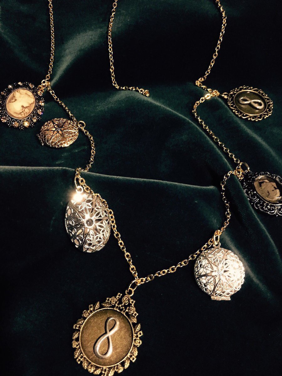 餅月 フォロワーさんにプレゼント企画したい いつか1000人様とご縁頂けたらそのタイミングでやろうかな この遺髪入れとかどうだろう 一緒に黒執事の試写会クルージングにも行った思い出深いやつ 文字通り 小生の宝物 フォロワーさんに 預ける