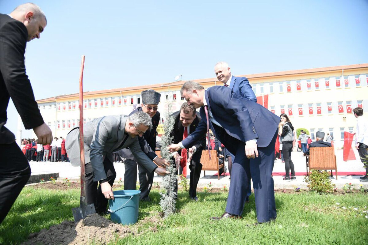 yucelyilmazyy's tweet photo. SYAL öğrencilerinin düzenlediği Sizler Silahla, Bizler Kalemle adlı programa katıldık.
Bu gençlerin tamamıyla gurur duyuyoruz. https://t.co/MfKCZh07NO