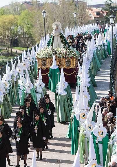LOZ_SemanaSanta's tweet photo. #SemanaSantaZamora: Miles de zamoranos aguardan a la Virgen de la Esperanza, que ya recorre las calles. https://t.co/hlmAtxtnGO https://t.co/SozRMHbCla