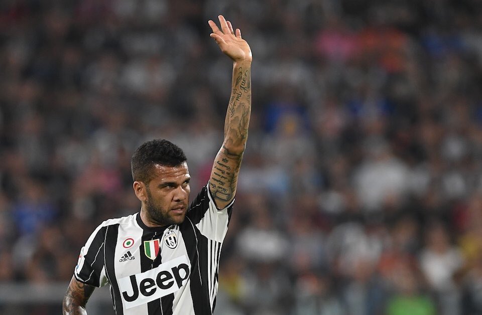 TodoFCB_10's tweet photo. Dani Alves on facing Barcelona: “The joy of my current colleagues is the same as I feel, but I also feel the sadness of my ex-colleagues." https://t.co/66qxpYCqw8