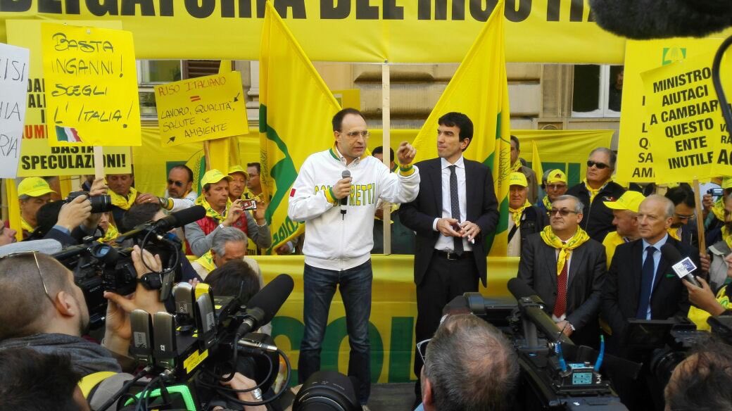 coldiretti's tweet photo. #SosRisoItaliano il ministro @maumartina incontra gli agricoltori accorsi a Roma per la guerra del riso https://t.co/UF8AyK1P8R