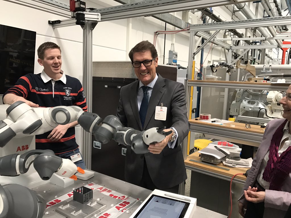 abbdeutschland's tweet photo. Eine Delegation aus Mannheim um Bürgermeister M. Grötsch informiert sich bei #ABB über Innovationen in der Digitalisierung. Mit dabei: #YuMi https://t.co/PXexrMxd1Q