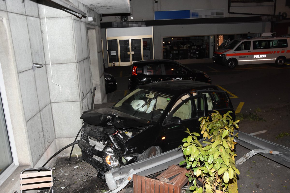 Züriost (@zueriost) on Twitter photo In #Rapperswil krachte ein Auto in die Fassade eines Pizzakuriers. Zum Glück wurden keine Gäste verletzt ow.ly/NG2g30aPf2Z <a href="/rapperswil/">Rapperswil-Jona</a> In #Rapperswil krachte ein Auto in die Fassade eines Pizzakuriers. Zum Glück wurden keine Gäste verletzt ow.ly/NG2g30aPf2Z <a href="/rapperswil/">Rapperswil-Jona</a>
