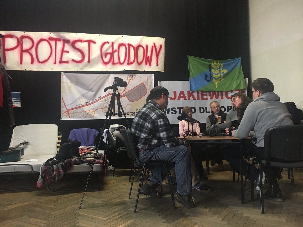 TOKFM_NEWS's tweet photo. Protest głodowy w Dobrzeniu Wielkim. Nie chcą przyłączenia części gminy do #Opole. W tle spór o podatki płacone przez elektrownię. https://t.co/Q1tPwx4hkN