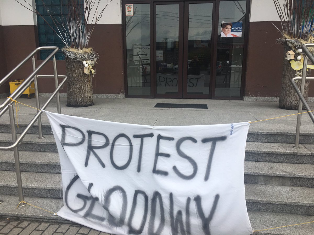TOKFM_NEWS's tweet photo. Protest głodowy w Dobrzeniu Wielkim. Nie chcą przyłączenia części gminy do #Opole. W tle spór o podatki płacone przez elektrownię. https://t.co/Q1tPwx4hkN