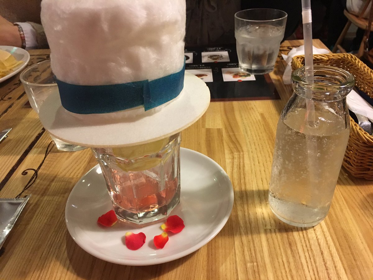 フクロウ そう言えば昨日コナンカフェに行ったよ なかなか料理のビジュアルが面白くて良かったけど それと味がイコールでは無いよ アポトキシンという劇薬が食べれるよ 解毒剤のお酒も一緒だよ キッドのマジックソーダがゲロ甘過ぎて流石本編でキザっ