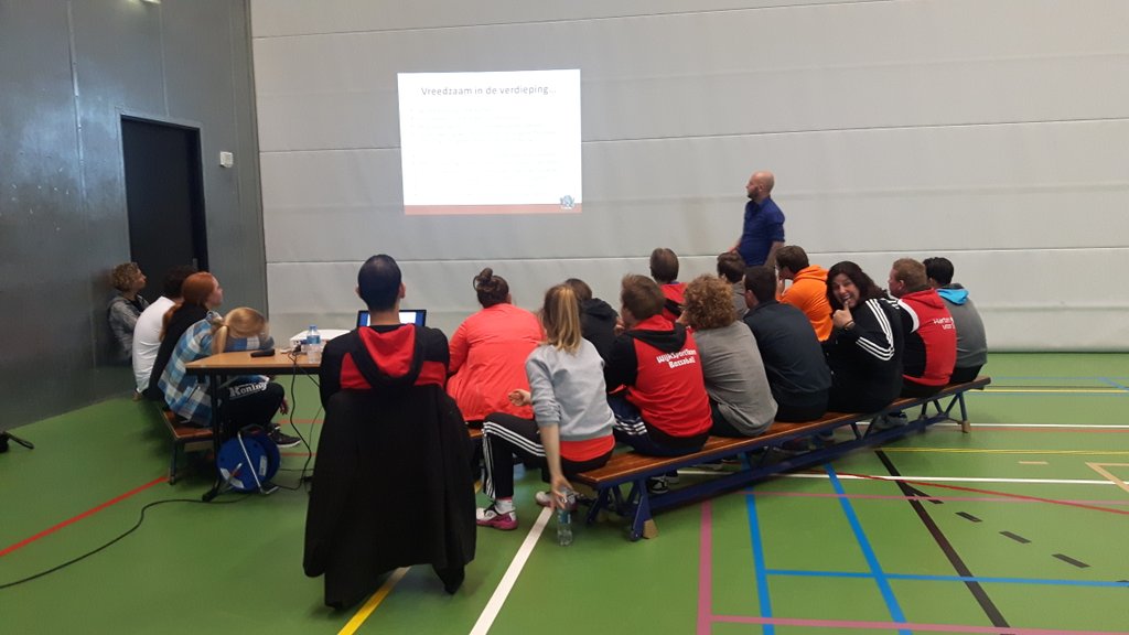 Sportieve vreedzame training met combinatiefunctionarissen en beweegmakelaars #vreedzaam #hartenvoorsport