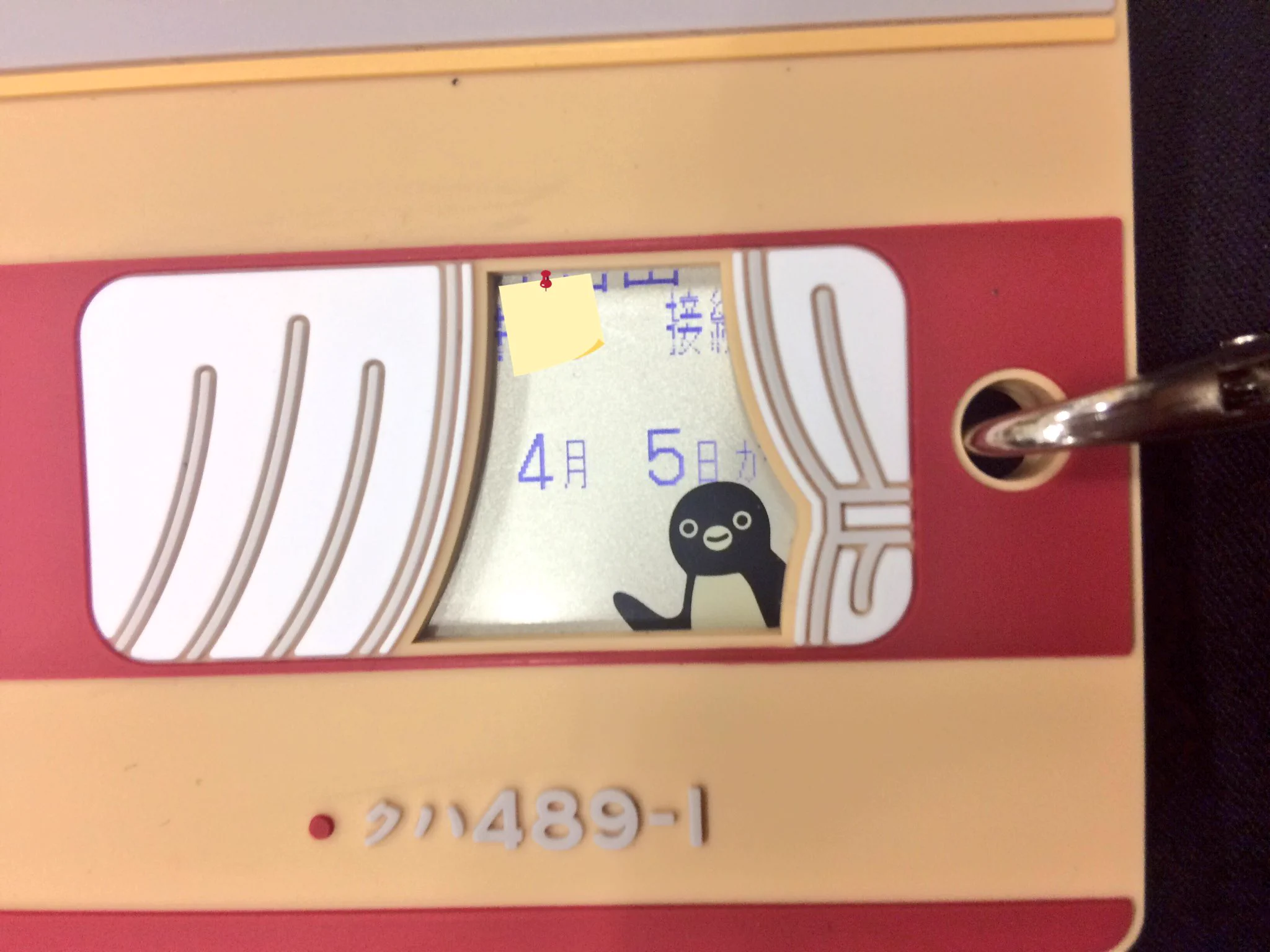 車両型パスケースが可愛い！Suicaを入れるとペンギン君が窓からこんにちわするw