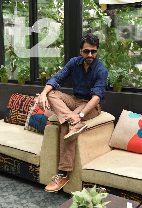 t2telegraph's tweet photo. He can lie in mud for hours for the sake of art and bishorjon. Just donโt ask @itsmeabir to dance!
https://t.co/BIxpESsI1C https://t.co/PWtiGbIl6m