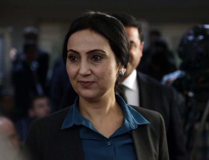 OzgurrGundem's tweet photo. #HDP Eş Genel Başkanı #FigenYüksekdağ, sözünü kesen hakime, “Ben burada 6 milyon insanın yerine konuşuyorum” diye cevap verdi. https://t.co/SLAi4YZzAN