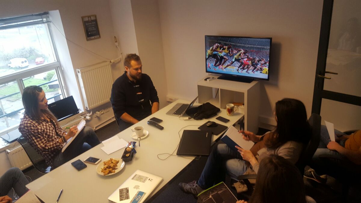 selectivv's tweet photo. Co ma wspólnego #mobile i sztafeta jamajskich sprinterów? Zanim się obejrzysz, są już daleko z przodu. @Selectivv #mobilemindshift https://t.co/lBitoyCNNY