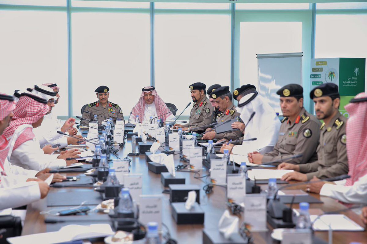 HRSD_SA's tweet photo. #وزير_العمل_والتنمية_الاجتماعية د.علي الغفيص، ومدير الأمن العام الفريق عثمان بن ناصر المحرج، يعقدان اجتماعاً، لبحث ومعالجة القضايا المشتركة. https://t.co/w39KT7gMr0