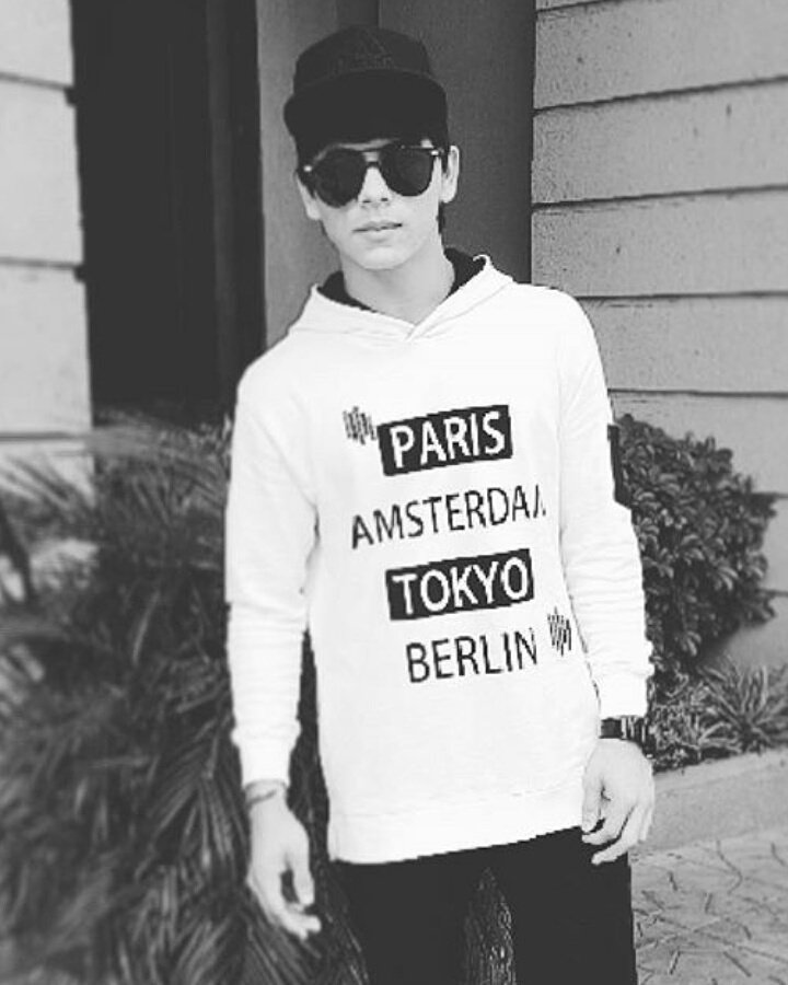 Sumarth_ROX's tweet photo. INSTA update of our #Superstar #SiddharthNigam @siddnigam_off  #OOTD ✌️✌️ this pose thooo 😘 https://t.co/MGbEa1Yfln