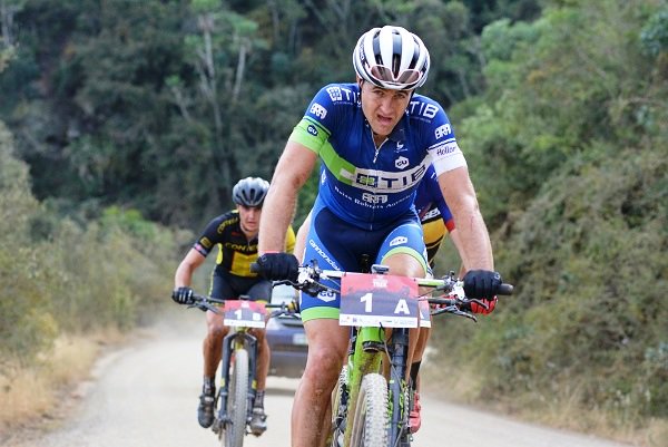 In_the_Bunch's tweet photo. Hill and Joubert team up for @winelandsmtb: https://t.co/jl0XFebACG. @Andrewhillracin @MarcoJoubert @LibertyGroupSA #WinelandsMTB https://t.co/ses8EkQWyz