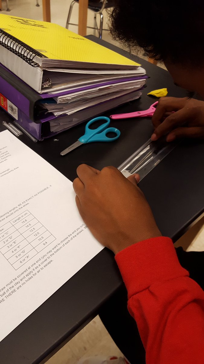 KurseNimmie64's tweet photo. Ss investigate how frequency affects pitch by making straw pan flutes #makeajoyfulnoise #panfluteband #tjmsscience #toofunny @NealCase https://t.co/Mq4aYn6ene