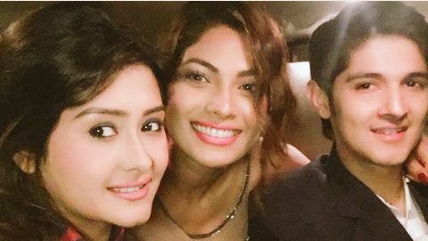 Lopafan2's tweet photo. Ropa together
Roka together
@iLopamudraRaut @rohan4747 @Itzme_Kanchi09 
@VibhaTweedy https://t.co/UGYszPym2H