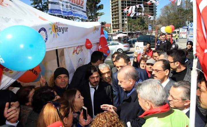 Efe_efevsn's tweet photo. #EVETVefaDerReisleBeraber 
Bana bu hareketi yapacak başka bir lider gösterin
Bulun ona  Reis diyelim Reis Hayicilara yeni anyasayi anlatiyor https://t.co/6rygnwtTEf