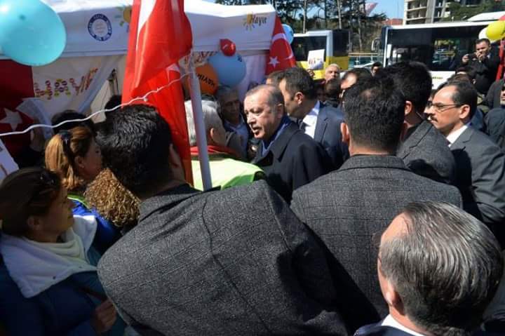 Efe_efevsn's tweet photo. #EVETVefaDerReisleBeraber 
Bana bu hareketi yapacak başka bir lider gösterin
Bulun ona  Reis diyelim Reis Hayicilara yeni anyasayi anlatiyor https://t.co/6rygnwtTEf