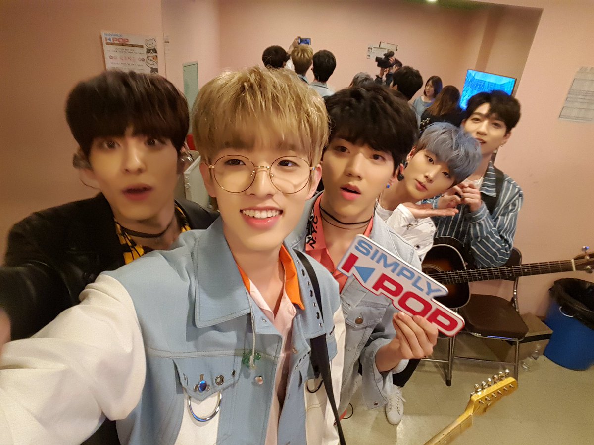 #장난아닌데 #ImSerious 로 돌아온 #데이식스😘😘 벚꽃비 맞으면서 들으면 그렇게 좋다던데❤️ 여러분의 봄을 더 행복하게 만들어 줄 #DAY6 의 무대를 내일 오후 5시 5분! #심플리케이팝 #SimplyKpop 에서 만나보세요(*ฅ́˘ฅ̀*)♡