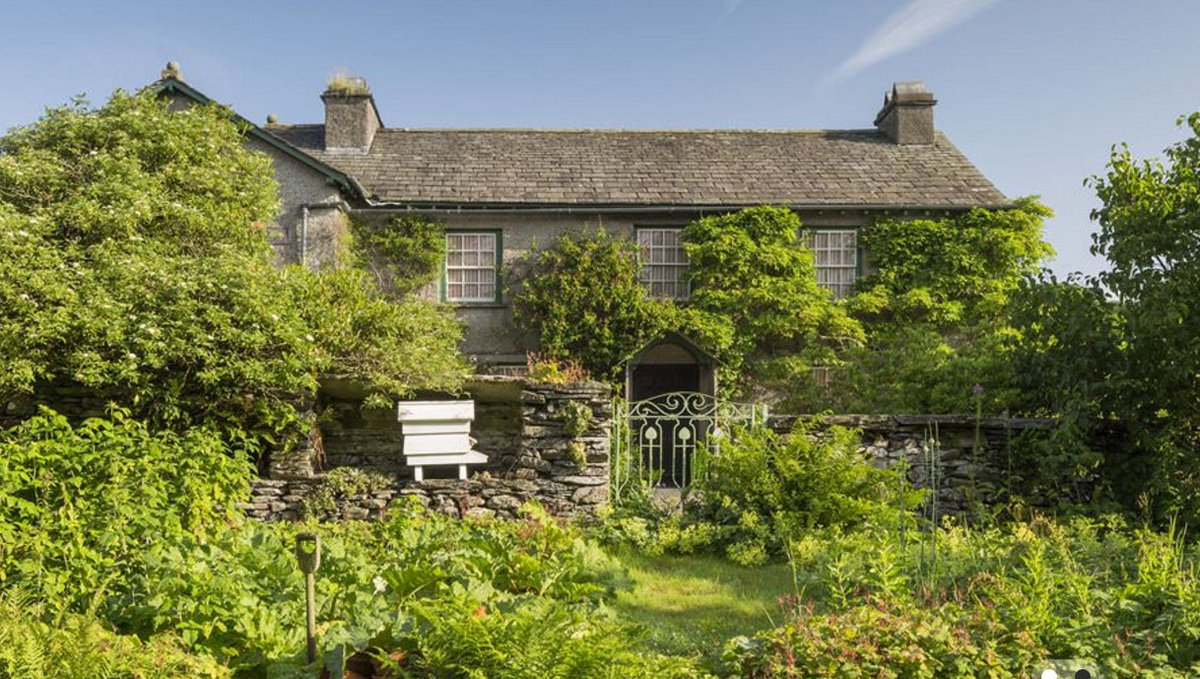 PRCoUK's tweet photo. Hatching #PRCOPOTW in time for #EasterWeekend. This Hill Top cottage is an egg-cellent retreat, right Peter? ๐ฐ https://t.co/f8AlZd9cfh https://t.co/UZ14AmyTKB