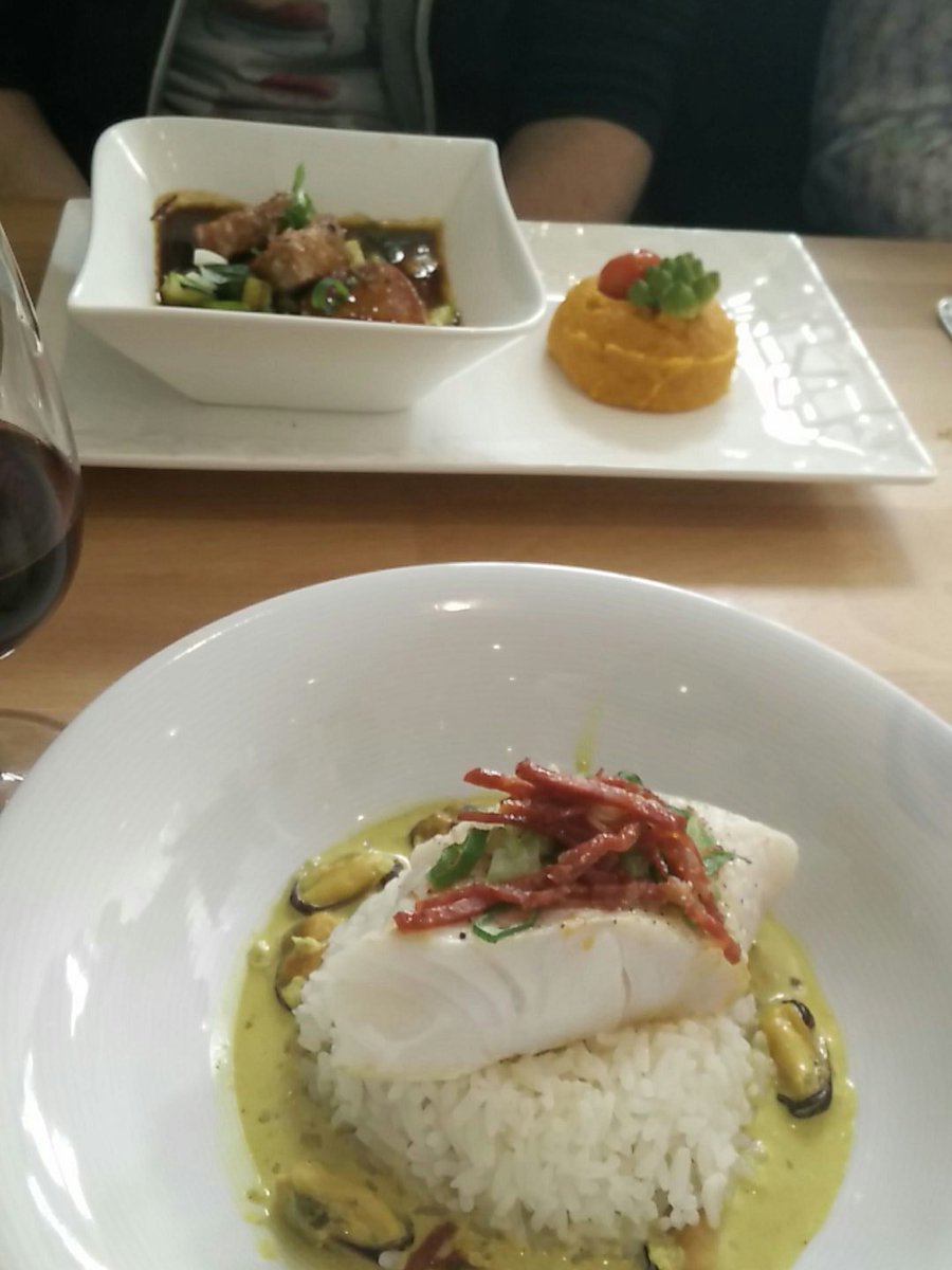 LaTableAngevine's tweet photo. Poisson du marché à la façon du chef ou filet mignon façon tajine et purée de patate douce au currry ? #lunchangers #umamikitchen https://t.co/yxjPRBt3gK