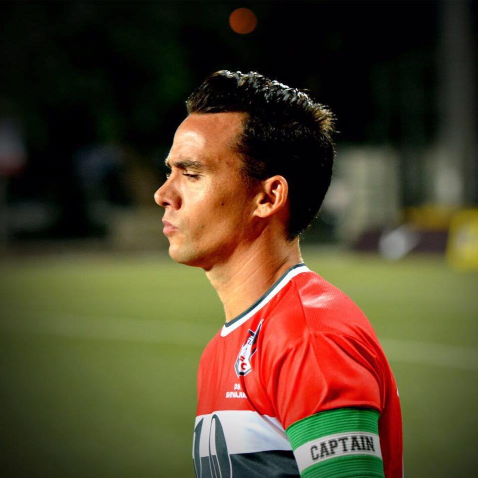 LambrettaFoot's tweet photo. ESPAÑOLES POR EL MUNDO | @PepeluGlez nos sorprende con un clásico de nuestro fútbol, ahora en la India @juanquero19 https://t.co/sQ7mdI9izY https://t.co/ZggK4BBvbi