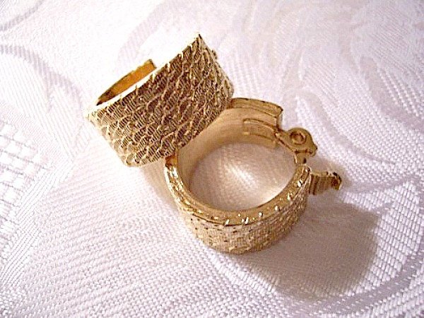 jewelrytreasure's tweet image. Monet Chain Link Hoops Clip On Earrings Gold or Silve… tuppu.net/1b8ecdc7 #PrettyVintiqueJewels #CurbLinkChains