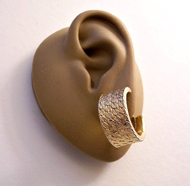 jewelrytreasure's tweet image. Monet Chain Link Hoops Clip On Earrings Gold or Silve… tuppu.net/1b8ecdc7 #PrettyVintiqueJewels #CurbLinkChains