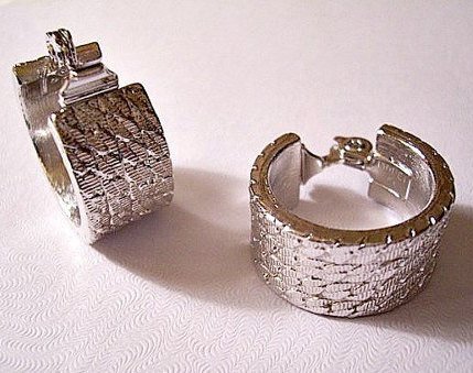 jewelrytreasure's tweet image. Monet Chain Link Hoops Clip On Earrings Gold or Silve… tuppu.net/1b8ecdc7 #PrettyVintiqueJewels #CurbLinkChains