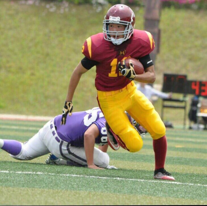 WhiteElephants0's tweet photo. ポジション紹介(3)
WR(ワイドレシーバー)
空中戦の主役。パスプレイでQB（クォーターバック）と連携しタッチダウンを狙う点取り屋！

3年 12番 井上秀真
キャプテン兼オフェンスリーダーとしてチーム全体を率いるチームのまとめ役です💪🏽 https://t.co/uBwHhu3Yiu
