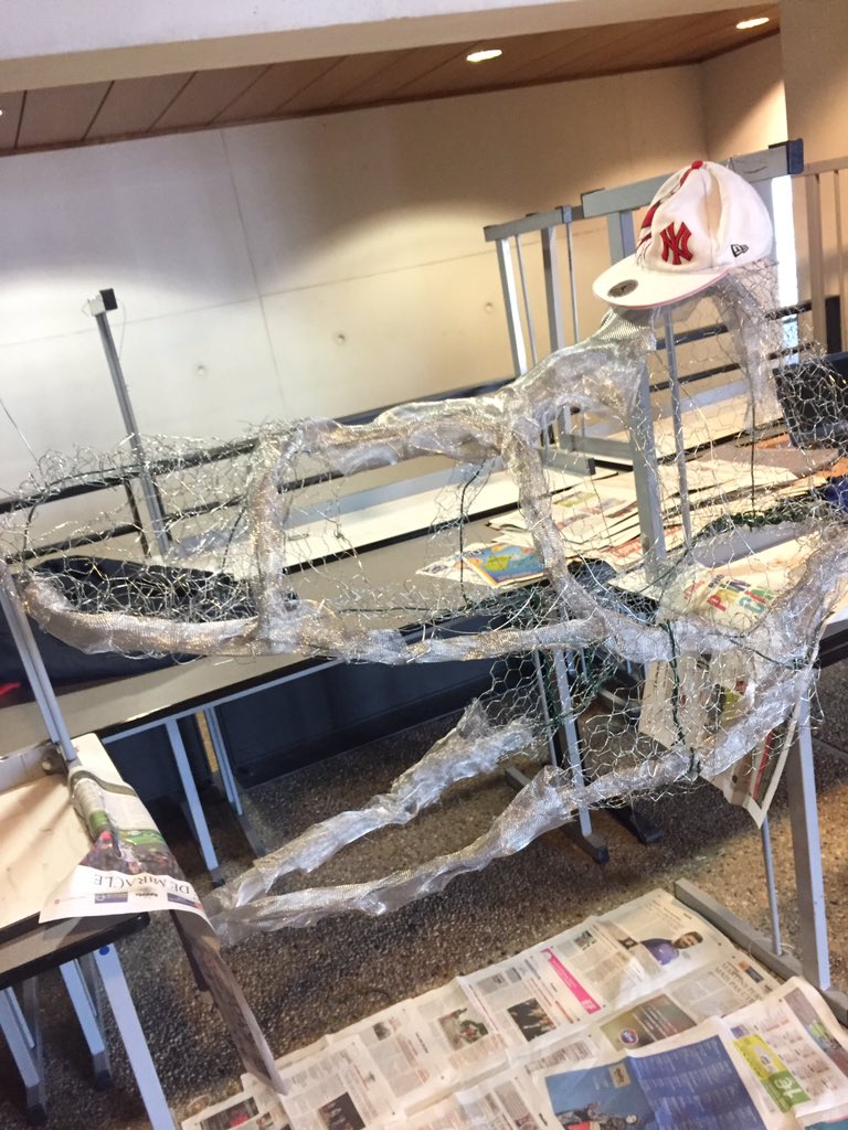 BureauDesArts's tweet photo. L'équipe décors #PolytechTalent en plein boulot à @PolytechLyon https://t.co/WfEFkwELeE