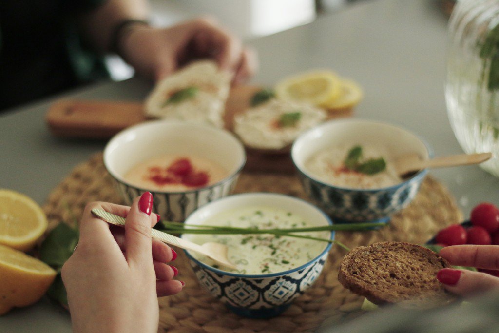 OllyMagazine's tweet photo. Nouvel article sur le blog ! Quelques idées de recette pour un apéro à base de yaourt :) https://t.co/8H8dKdjRVu #lepetitbasque https://t.co/QH2Bdmt73b