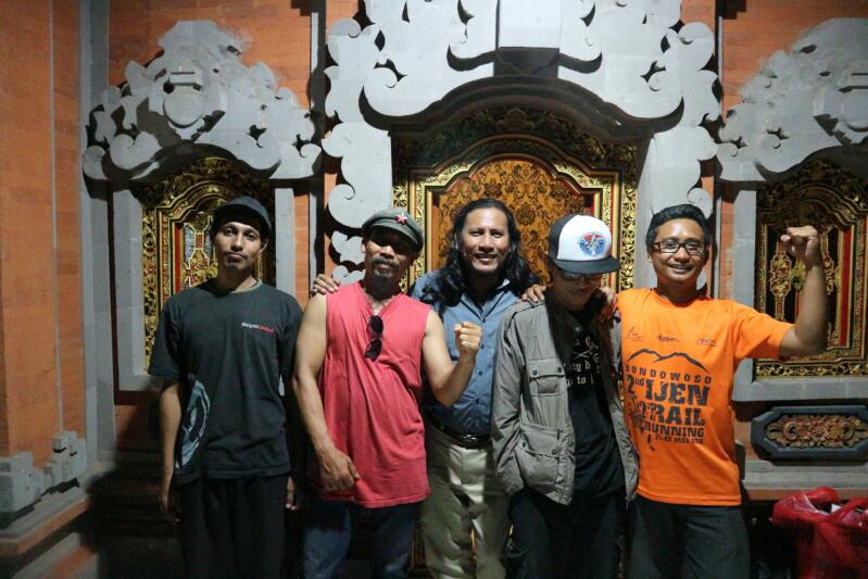 surtydhiza's tweet photo. Ketika tangan kiri terkepal dari Bali Tolak Reklamasi dan Tolak Tambang Emas T7...SATU KATA WANI=PUPUTAN BAYU @forbanyuwangi @rzhakim_ https://t.co/Thk30iZciT