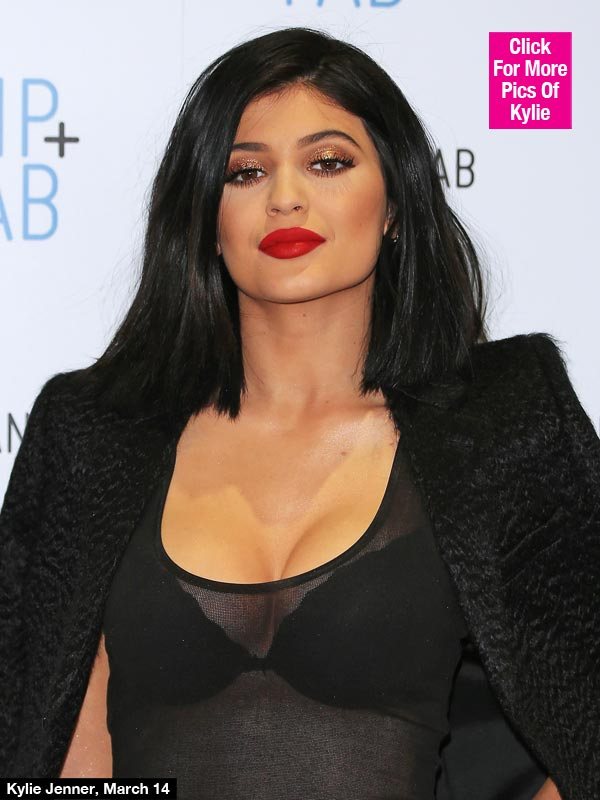 UCelebriti's tweet photo. Should You Contour Your Cleavage Like #Kylie #Jenner? Here’s How https://t.co/9NXaU0WAMQ