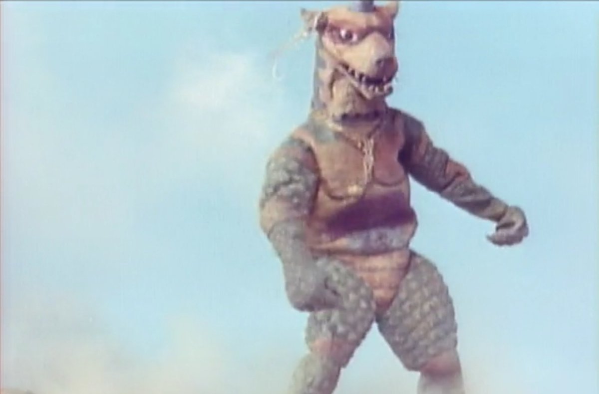 怪獣 バスコドン 実写ジャイアントロボの妖獣ライゴン 犬系モチーフだということに今更気付く 獣毛がないけど 尾を排したりしてるので コボルトなんかの半人半獣に近いラインなんだけど頭の角が上手いことアクセントになってる感じ 眼なんかは