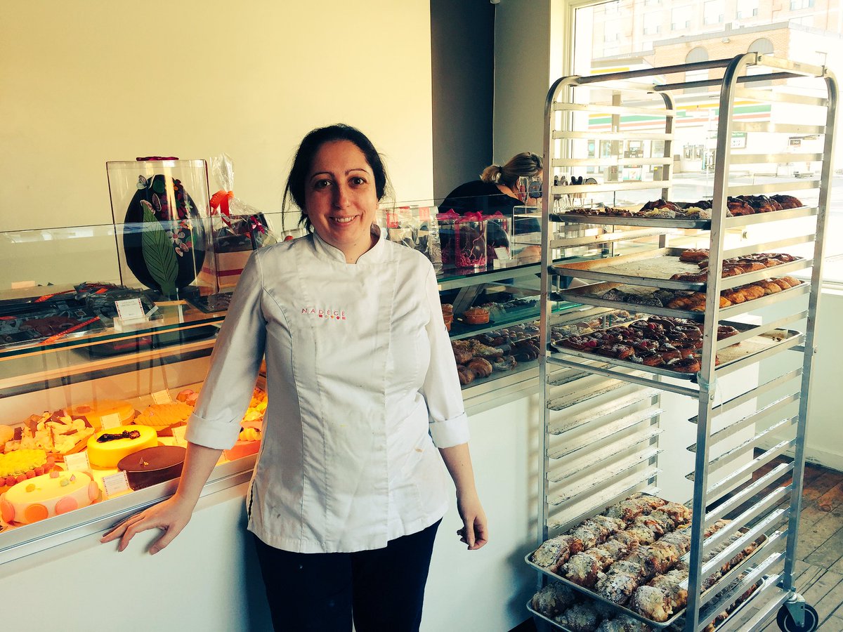 Nadège Nourian, chef propriétaire de Nadège Pâtisserie devant ses créations #Pâques #chocolat <a href="/matintoronto/">Y a pas deux matins pareils</a> <a href="/nadegetoronto/">Nadège Patisserie</a>