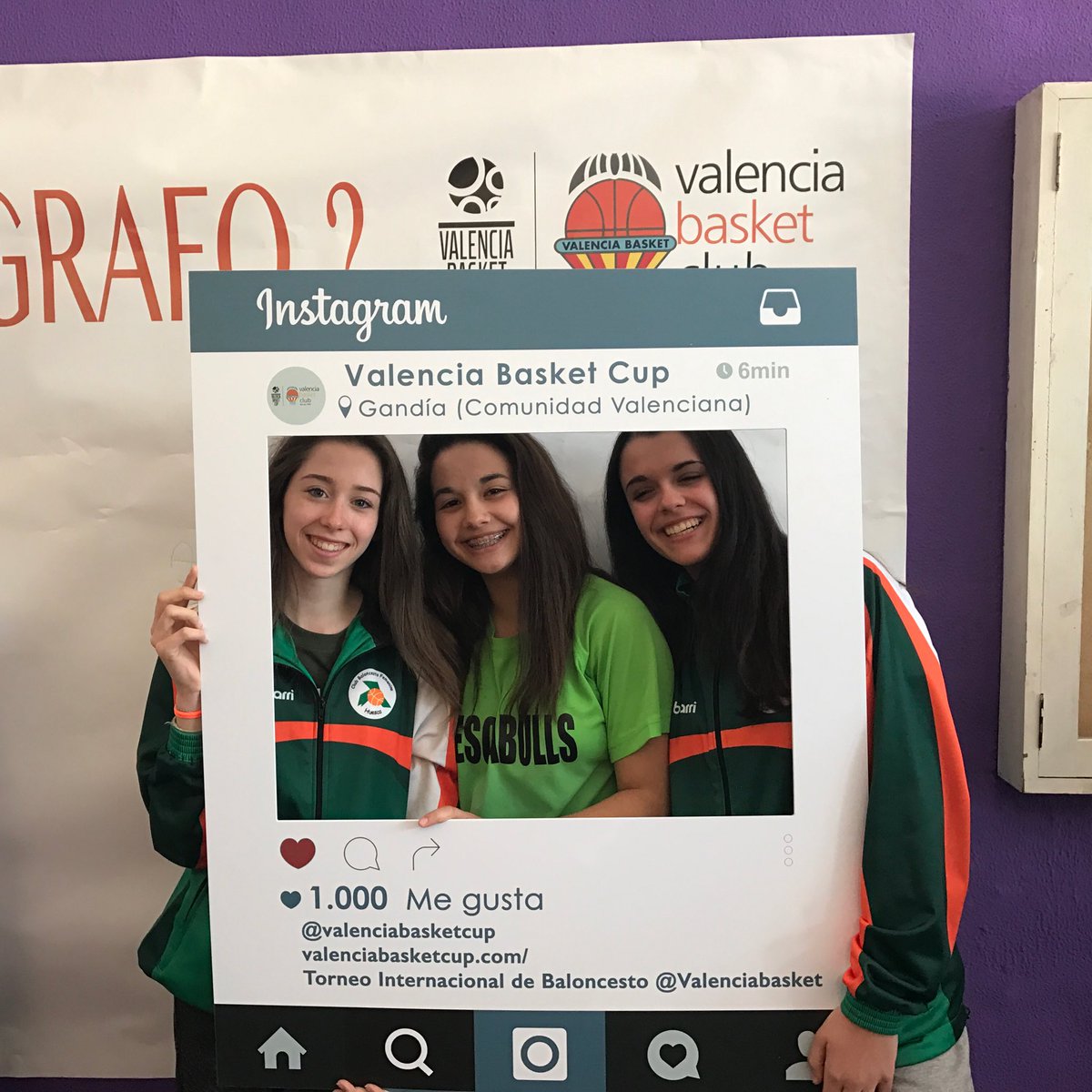 vlc_basketcup's tweet photo. Los equipos femeninos del @CBFHuesca ya han desembarcado en la #vbasketcup2017 🏀 ¡Bienvenidas! 🚀 https://t.co/r25tmG35dU