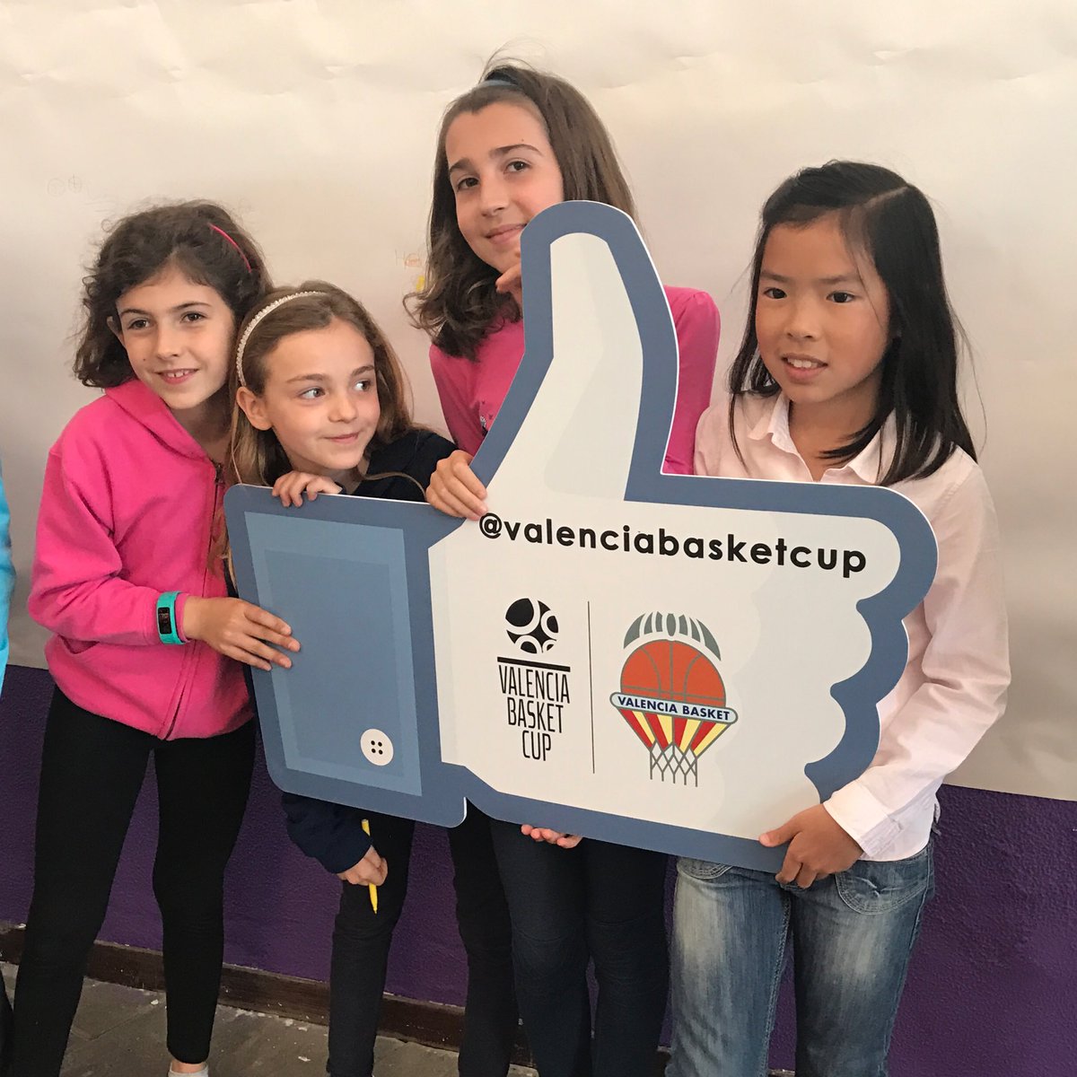 vlc_basketcup's tweet photo. Los equipos femeninos del @CBFHuesca ya han desembarcado en la #vbasketcup2017 🏀 ¡Bienvenidas! 🚀 https://t.co/r25tmG35dU