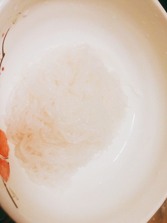 SelfCooking_Bot's tweet image. 칼로리가 부담스러울땐 곤약비빔국수
1)실곤약을 데쳐 찬물에 헹구고 물기제거
2)고춧가루1고추장1올리고당1(또는설탕)식초1맛술1양조간장1다진마늘0.5 섞기
섞기
3)원하는 채소 손질 채치기
채치기
4)다섞고 깨와 참기름 취향껏뿌리고 섞기

#가끔요리